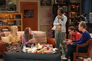 Mit seinem &Uuml;berraschungs-Krimi-Dinner macht Raj (Kunal Nayyar, M.) seinen Freunden Bernadette (Melissa Rauch, l.), Amy (Mayim Bialik, 2.v.l.), Leonard (Johnny Galecki, 2.v.r.) und Penny (Kaley Cuoco, r.) keine Freude ...