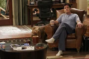 Charlie (Charlie Sheen) geht auf Harrys Beerdigung, um eine Frau aufzureißen ... Charlie (Charlie Sheen) geht auf Harrys Beerdigung, um eine Frau aufzureißen ...
