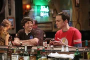 Ein &Uuml;berraschungsbesuch, der im Schock endet: Howard (Simon Helberg, l.) und Sheldon (Jim Parsons, r.) ...