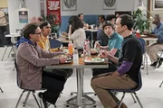 Gute Freunde: Howard (Simon Helberg, r.), Sheldon (Jim Parsons, 2.v.r.), Leonard (Johnny Galecki, l.) und Raj (Kunal Nayyar, 2.v.l.) ...