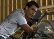 Pete "Maverick" Mitchell (Tom Cruise)
