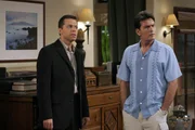 Nachdem Alan (Jon Cryer, l.) von seiner Mutter einen Sportwagen bekommen hat, ist sich Charlie (Charlie Sheen, r.) sicher, dass Alan nun f&uuml;r immer in ihrer Schuld steht ...