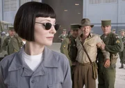 1957 in der W&uuml;ste Nevadas, der Kalte Krieg ist in vollem Gange und Indiana Jones (Harrison Ford, 2.v.r.) ist den Russen in die H&auml;nde gefallen. Indy gelingt die Flucht, doch die Russen, unter der F&uuml;hrung von Irina Spalko (Cate Blanchett, l.), entwenden ein mysteri&ouml;ses Skelett, das offenbar in Verbindung mit dem Verschwinden von Indys altem Freund und Kollegen Harold Oxleys steht. Ein neues Abenteuer beginnt ...