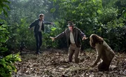 Auf der Suche nach dem Kristallsch&auml;del warten einige &Uuml;berraschungen auf Indiana Jones (Harrison Ford, M.), Mutt (Shia LeBeouf, l.) und seine Mutter Marion Williams (Karen Allen, r.) ...