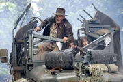 Versuchen, das R&auml;tsel der Kristallsch&auml;dels zu l&ouml;sen und erleben dabei einige &Uuml;berraschungen: Indiana Jones (Harrison Ford, l.), Mutt (Shia LaBeouf, M.) und Marion (Karen Allen, r.) ...