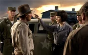Das neueste Abenteuer beginnt 1957 mitten im kalten Krieg: Im S&uuml;dwesten der USA entkommt Indy (Harrison Ford, 2.v.l.) auf einem entlegenen Flugfeld in der W&uuml;ste nur knapp einer Auseinandersetzung mit skrupellosen sowjetischen Agenten unter Anf&uuml;hrung von Irina Spalko (Cate Blanchett, 3.v.r.) ...