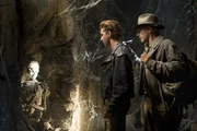 Als Jones (Harrison Ford, r.) erf&auml;hrt, dass sein befreundeter wissenschaftlicher Kollege Professor Oxley auf der Suche nach dem Kristallsch&auml;del verschwunden ist. Macht er sich zusammen mit dem jungen Mutt Williams (Shia LeBeouf, l.) auf den Weg nach Peru um Oxley zu finden. Ein Abenteuer beginnt ...