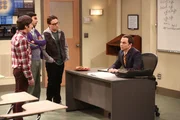 Sheldon (Jim Parsons, r.) wird dazu gezwungen, eine Klasse zu unterrichten. Howard (Simon Helberg, l.) &uuml;berrascht seine Freunde Leonard (Johnny Galecki, 2.v.r) und Raj (Kunal Nayyar, 2.v.l.) damit, dass er als einziger den Kurs belegt ...
