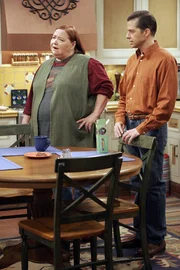 Berta (Conchata Ferrell, l.) und Alan (Jon Cryer, r.) sind &uuml;berrascht, als Norman pl&ouml;tzlich bei Ihnen auftaucht ...