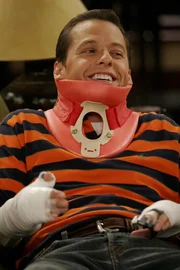 Bei dem Versuch, die Satellitensch&uuml;ssel auszurichten, st&uuml;rzte Alan (Jon Cryer) von Dach ...