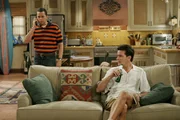 Alan (Jon Cryer, l.) bietet Charlie (Charlie Sheen, r.) an, seine Satellitensch&uuml;ssel auf dem Dach auszurichten - doch das war ein Fehler ...