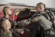 Sandro (Jose Pablo Cantillo, l.); Max De Costa (Matt Damon, r.)