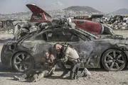 Julio (Diego Luna, l.); Max De Costa (Matt Damon, r.)