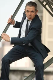 Johnny English (Rowan Atkinson) ist zur&uuml;ck in London. Offenbar soll der chinesische Premierminister einem Attentat zum Opfer fallen. Ausgerechnet English muss die Drahtzieher jagen und den Anschlag verhindern.