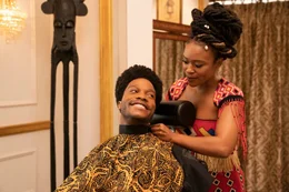 Jermaine Fowler als Lavelle Junson und Nomzamo Mbatha als Mirembe