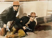 In die Falle gegangen sind die ber&uuml;hmt-ber&uuml;chtigten Banditen Frank und Jesse James (Henry Fonda, li. und Tyrone Power, re.), als ein abtr&uuml;nniger Komplize den sorgf&auml;ltig vorbereiteten Bank&uuml;berfall in Northfield verraten hat.