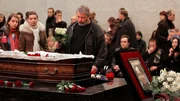 Dmitry Muratow am Sarg der erschossenen Journalistin Anna Politkowskaja. Sie war bekannt gewesen f&uuml;r ihre sorgf&auml;ltig recherchierten Berichte &uuml;ber den zweiten Tschetschenienkrieg sowie &uuml;ber Korruption in Regierungskreisen. Der Mord an ihr ist bis heute nicht aufgekl&auml;rt.