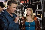 Grissom (William Petersen) untersucht den Tod eines Bullenreiters, der w&auml;hrend des WM-Turniers ums Leben gekommen ist und befragt Nancy Twicker (Nicole Sullivan).