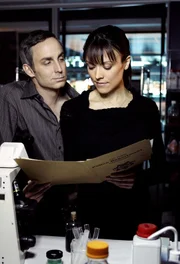 Labortechniker Hodges (Wallace Langham) besch&auml;ftigt Wendy (Liz Vassey) und weitere Mitarbeiter mit t&ouml;dlichen Szenarien, bei denen es Reih um einen Labortechniker erwischt. Was aber bezweckt Hodges mit seinem bizarren Treiben?