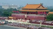 Tian&rsquo;anmen-Platz  Die Verwendung des sendungsbezogenen Materials ist nur mit dem Hinweis und Verlinkung auf RTL+ gestattet.