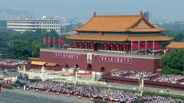 Tian&rsquo;anmen-Platz  Die Verwendung des sendungsbezogenen Materials ist nur mit dem Hinweis und Verlinkung auf RTL+ gestattet.