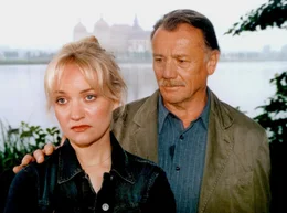 Erste Ann&auml;herungen zwischen Christine Grasser (Eva Herzig) und ihrem Vater Georg (Franz Buchrieser). Viele Jahre und noch mal so viele unausgesprochene Worte stehen zwischen ihnen...