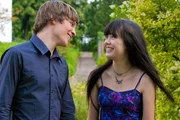 Nicholas (Jannik Schumann) Ankunft auf der Party ist eine gro&szlig;e &Uuml;berraschung f&uuml;r Jackie (Charlotte Nicdao).