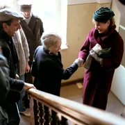 Norddeutscher Rundfunk - TREFFPUNKT IM UNENDLICHEN - Fernsehspiel nach dem gleichnamigen Roman von Klaus Mann, Regie: Horst K&ouml;nigstein (E.: 10.11.1984), Kamera: Klaus Brix. Bei den Dreharbeiten: Carola Regnier (rechts) begr&uuml;&szlig;t Inge Meysel. Links Regisseur Horst K&ouml;nigstein. &copy; NDR/Gita Mundry - honorarfrei - Verwendung gem&auml;&szlig; der AGB im engen inhaltlichen, redaktionellen Zusammenhang mit genannter NDR-Sendung bei Nennung "Bild: NDR/Gita Mundry" (S2). NDR Presse und Information/Fotoredaktion, Tel: 040/4156-2306 oder -2305, pressefoto@ndr.de.