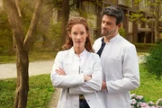 Dr. Lea Wolff (Sina-Valeska Jung, l.); Dr. Erik Behrens (Daniel Buder, r.)