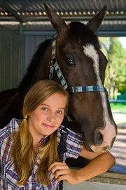 Ally (Marny Kennedy) ist bereit für einen Ausritt. Ally (Marny Kennedy) ist bereit für einen Ausritt.