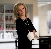 Kim Basinger als Elena Lincoln