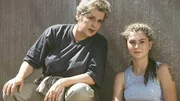 Uschi (Barbara Freier, li.) l&auml;stert mit Jule (Anke R&auml;hm) &uuml;ber Mona.