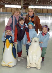Die Kinderanw&auml;ltin Judith Kemp (Jennifer Nitsch, re. hinten) unterst&uuml;tzt Helena Traber (Gesine Cukrowski, li. hinten) in ihrem Prozess. Judiths Tochter Julia (Roxanne Borski, 2.v.li.) geht zusammen mit Helenas T&ouml;chtern Eva (Soraya-Antoinette Richter, li.), Alina (Gina Naumann) und Debbie (Lina St&uuml;bner) zum Schlittschuh-Laufen.