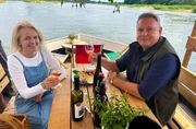 Axel Bulthaupt unterwegs auf der Oder. Axel und Barbara Buczek, Winzerin.