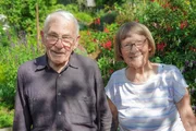 Annemarie und Hugo Weder in ihrem Chrysanthemen-Garten in Reute (AR)