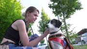Anfallswarnhund. Jackie mit ihrer Sarabi. Der sensible Hund kennt sie gut und warnt Jackie vor pl&ouml;tzlich auftretenden dramatischen Panikattacken. Durch ihn f&uuml;hlt sie sich in der &Ouml;ffentlichkeit sicher.