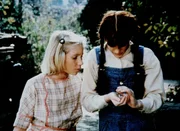 Elizabeth (Kami Cotler, r.) hat einen kleinen Vogel gefunden. Zusammen mit ihrer Freundin Aim&eacute;e (Rachel Longaker, l.) beschlie&szlig;t sie, ihn wieder zur&uuml;ck ins Nest zu setzen.