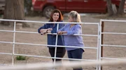 Annas Mutter Lori Schott (rechts) mit Reporterin Luise Milligan: Lori macht die Social-Media-Betreiber f&uuml;r den Suizid ihrer Tochter verantwortlich.