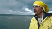 Peter (Peter Lustig) hat sich im Wattenmeer verlaufen und die Flut kommt. In welcher Richtung liegt das Boot? Peter wird es langsam unheimlich.