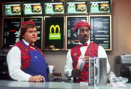 Prinz Akeem (Eddie Murphy, r.) verliebt sich in Lisa. Um ihr n&auml;her zu kommen, arbeitet er als Kellner in dem Restaurant ihres Vaters. Der jedoch ist gegen eine Verbindung seiner Tochter mit dem "armen" Afrikaner ...