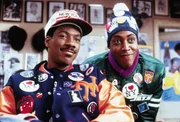 Die Erkenntnis: Es ist auch f&uuml;r den attraktiven Prinz Akeem (Eddie Murphy, l.) und seinen Freund Semmi (Arsenio Hall, r.) nicht einfach, auf die Schnelle die Frau f&uuml;rs Leben zu finden ...