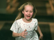 Angies Tochter Bea (Julia-Kristin Pittasch) läuft weinend über den Hotelflur. Gerade hat sie ihre tote Mutter in der Suite liegen sehen. Angies Tochter Bea (Julia-Kristin Pittasch) läuft weinend über den Hotelflur. Gerade hat sie ihre tote Mutter in der Suite liegen sehen.