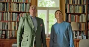 G&uuml;nther Graf von der Schulenburg (l.) und Jochen Breyer (r.) stehen in der Bibliothek des Anwesens.