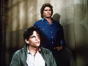 Julian Bradley (Jeff Kober, l.), wegen Mordversuchs angeklagt, findet in Jonathan (Michael Landon, r.) einen wahren Freund.
