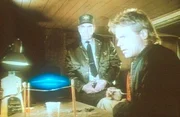 MacGyver (Richard Dean Anderson, r.) und der Sheriff (Ken Pogue, l.) trauen ihren Augen nicht: eine fliegende Untertasse im Kleinformat.