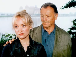 Erste Ann&auml;herungen zwischen Christine Grasser (Eva Herzig) und ihrem Vater Georg (Franz Buchrieser). Viele Jahre und noch mal so viele unausgesprochene Worte stehen zwischen ihnen...