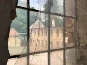 Auf diesem - w&auml;hrend der Nazi-Zeit im so genannten "Protektorat B&ouml;hmen und M&auml;hren" gelegenen - Fabrikgel&auml;nde gelang es dem Fabrikanten Oskar Schindler, die deutschen Besatzer zu &uuml;berlisten.