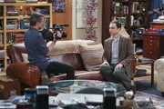 F&uuml;r eine Dokumentation von Adam Nimoy (l.) soll Sheldon (Jim Parsons, r.) &uuml;ber Star Trek reden. Eigentlich kein Problem f&uuml;r den Nerd, doch die Enth&uuml;llung eines lange geh&uuml;teten Geheimnisses f&uuml;hrt zu einem Gef&uuml;hlsausbruch.
