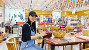 Yiwu-Pingjuan Liu mit Importware in ihrem Gesch&auml;ft in China