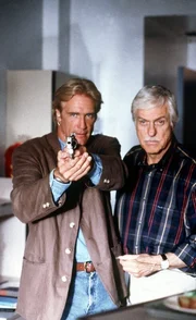 Dr. Mark Sloan (Dick Van Dyke, r.) und sein Sohn Steve (Barry Van Dyke, l.) stellen einen M&ouml;rder.